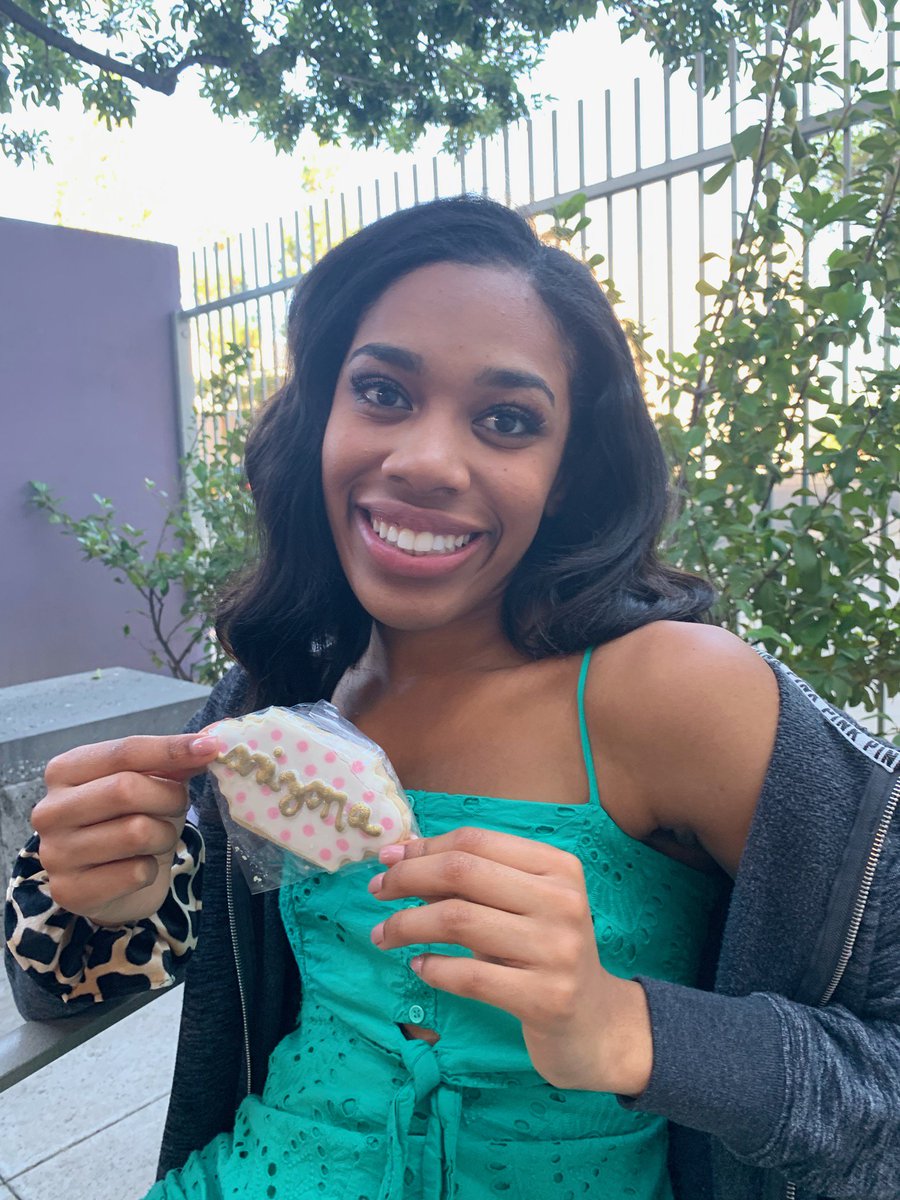 misspvoteen's tweet photo. Thank you so much @cakecrush for these amAZing cookies you made for all the @missazorg candidates for dinner! ✨🍪 #MissAZ2019 #MissAZOT #MissAZKickOff #MissPVOT #MAOTeenAZ #MAOTeen #LIMITLESS https://t.co/rHq3AMJxiC