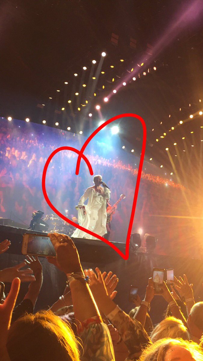celyn28897580's tweet photo. I absolutely fricking love you!!! #pinkcardiff @Pink https://t.co/DsKNA5eG1j