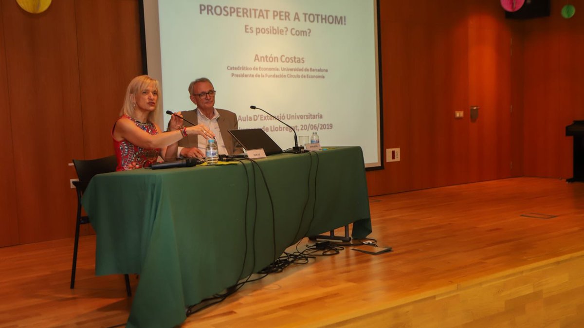 socpilardiaz's tweet photo. Avui Antón Costas ens ha explicat que no és cert que la prosperitat econòmica sigui inversament proporcional a l’equitat social. Els llocs de treball estables i amb salaris dignes són la millor fórmula perquè l’economia creixi millor i de forma més sostinguda #AUGGE #Esplugues https://t.co/iUh8W4RRmD