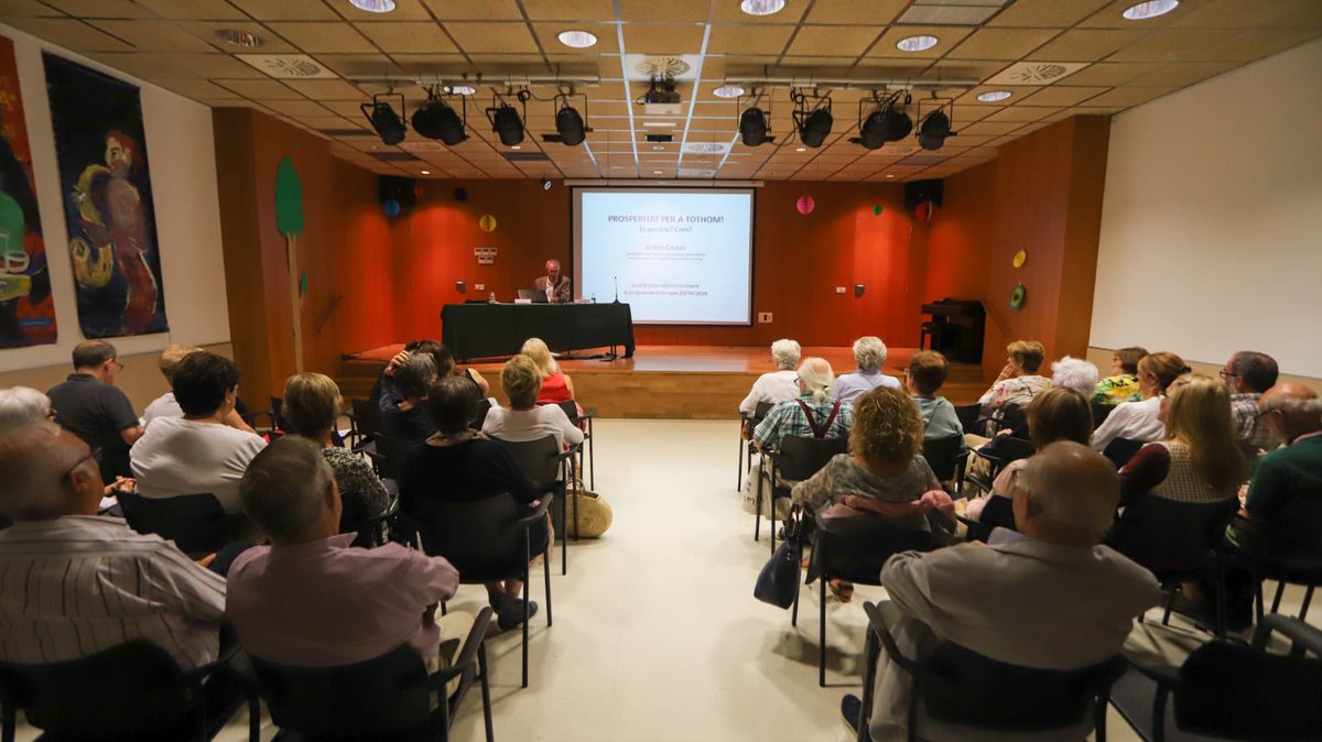 socpilardiaz's tweet photo. Avui Antón Costas ens ha explicat que no és cert que la prosperitat econòmica sigui inversament proporcional a l’equitat social. Els llocs de treball estables i amb salaris dignes són la millor fórmula perquè l’economia creixi millor i de forma més sostinguda #AUGGE #Esplugues https://t.co/iUh8W4RRmD