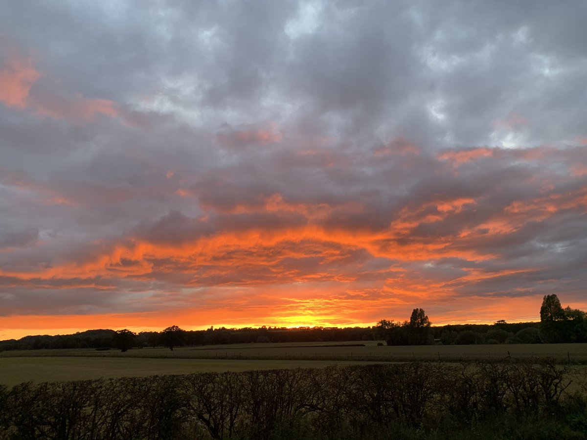 ELBiggs's tweet photo. Gorgeous sunset at home this evening with https://t.co/JAeJmAqTvv