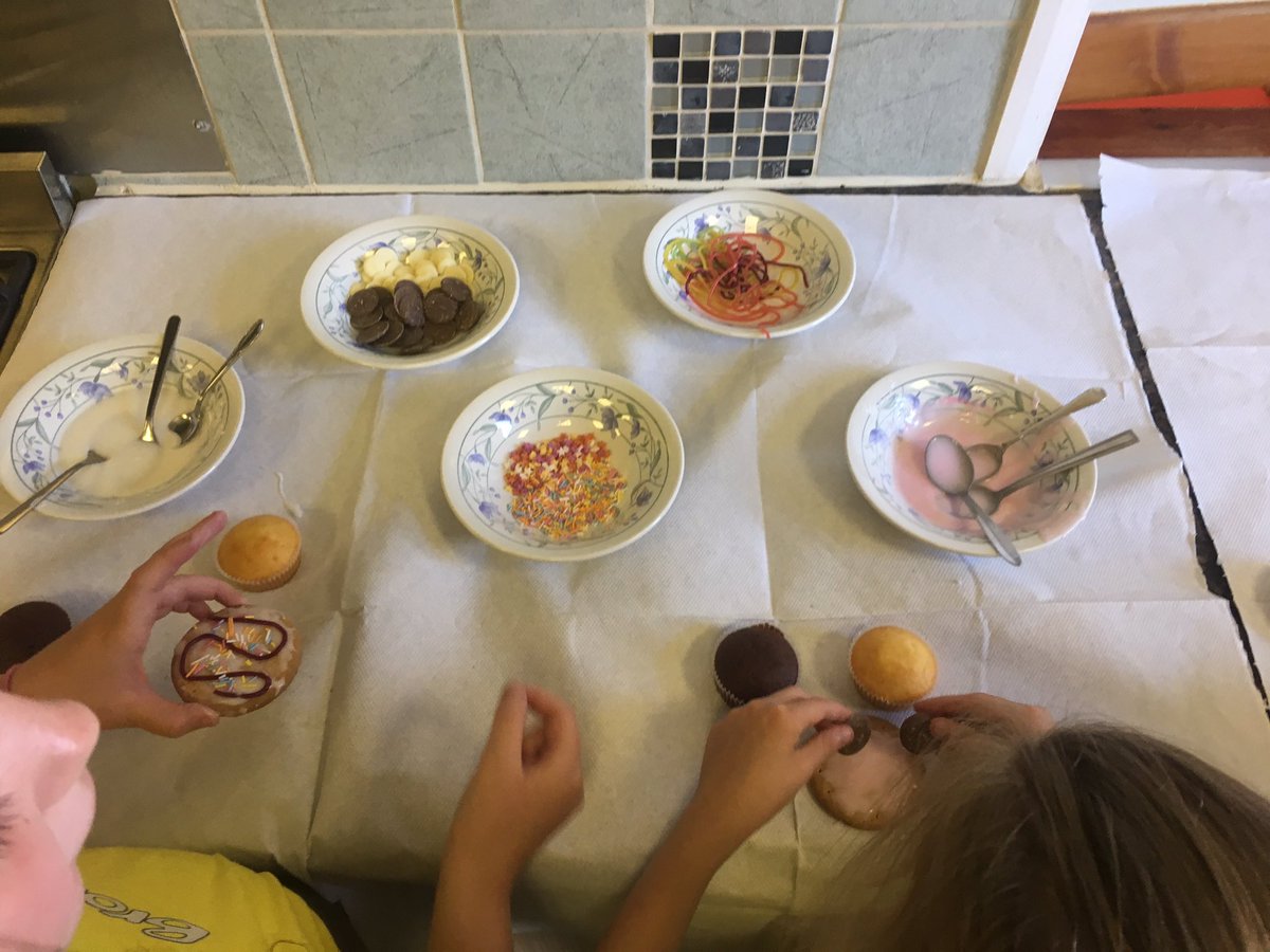 2ndWHbrownies's tweet photo. @scargill_school  .......decorating cakes and biscuits 🍪 🧁 #4weekstogo https://t.co/G03Gk7tRCz