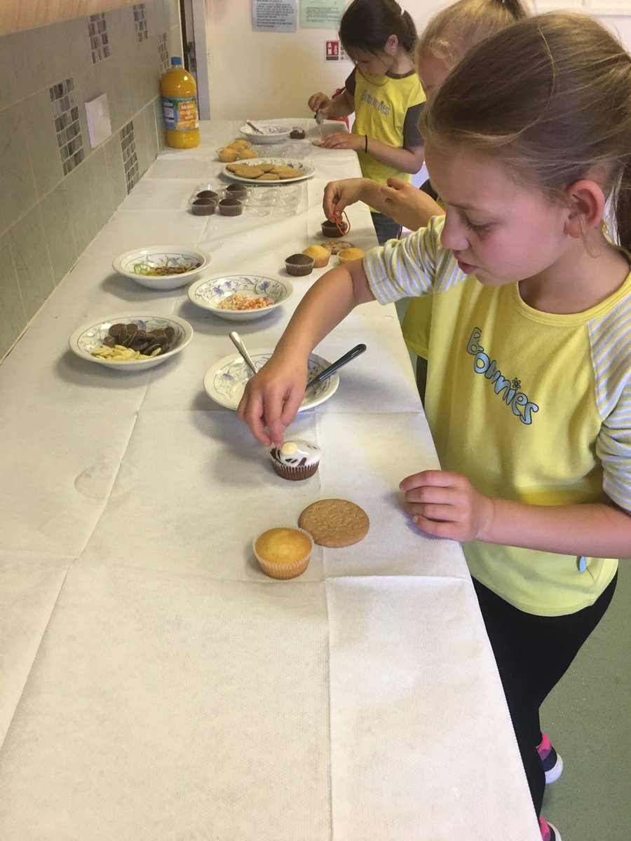 2ndWHbrownies's tweet photo. @scargill_school  .......decorating cakes and biscuits 🍪 🧁 #4weekstogo https://t.co/G03Gk7tRCz