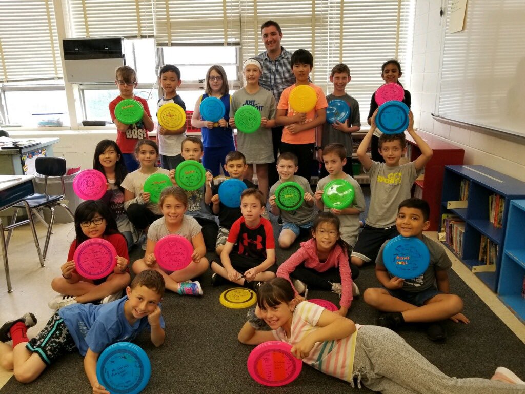 Love my Ss! Third graders @StratfordPOB decorated and signed frisbees at our end of the year celebration! They all have grown  so much this year! @AlisonJClark @MrsWintersSR