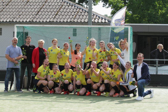 mhcheesch's tweet photo. MA2 Kampioen
Totaal onverwachts werden de meiden van de MA2 kampioen op de laatste speeldag. Lees het hele bericht op de website https://t.co/BLvU6rl8iR https://t.co/WvloBM5ZHr