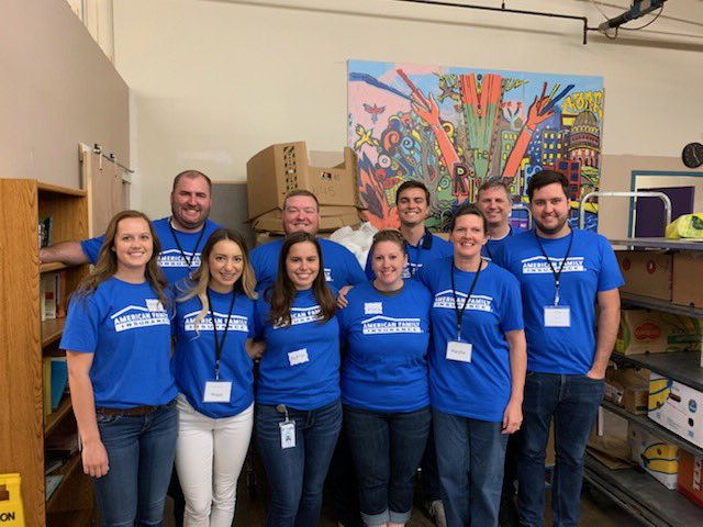 Had another fantastic outing w/ our property desk and intern teams this afternoon. #CEOhuddle challenge accepted and completed! Always a great time helping the community down @riverpantry #iwork4amfam #interns #communities