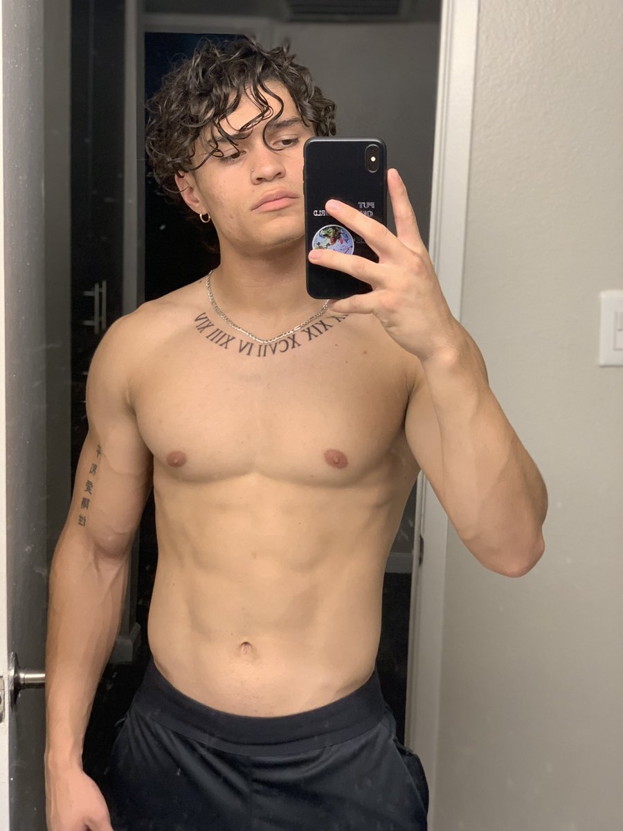 swaewilliams's tweet photo. I’d like to take this time to appreciate myself and what I’m accomplishing physically. Weighing about 160lbs and almost at a combine 1000lbs with my 3 core lifts (985lbs). Beyond proud of myself🤞🏽💰 https://t.co/qSvDeF8Fk3
