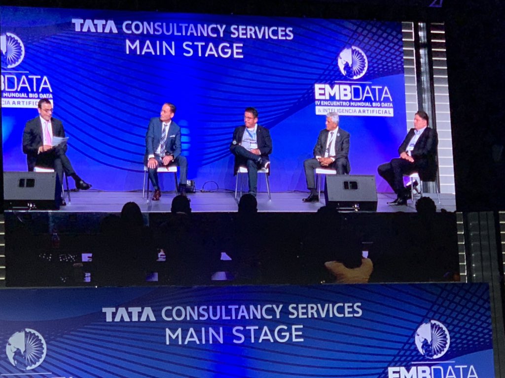 margaretojalvo's tweet image. Diego Tovar CEO de Everis Colombia en #EMBDATA en foro de presidentes y y CEOs.