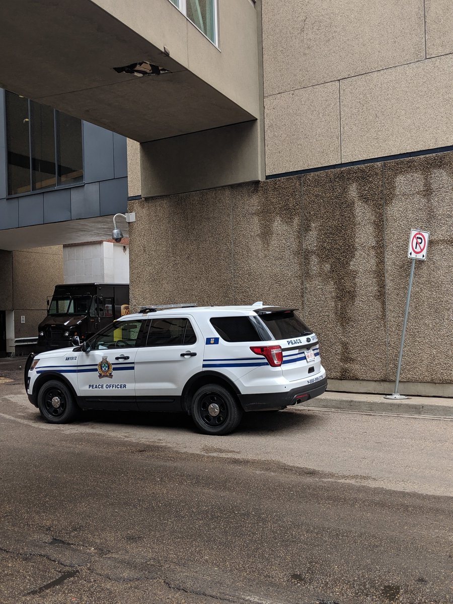 What the fuck bud??  #youcantparkthere!! <a href="/edmontonpolice/">Edmonton Police</a> <a href="/CityofEdmonton/">City of Edmonton</a>