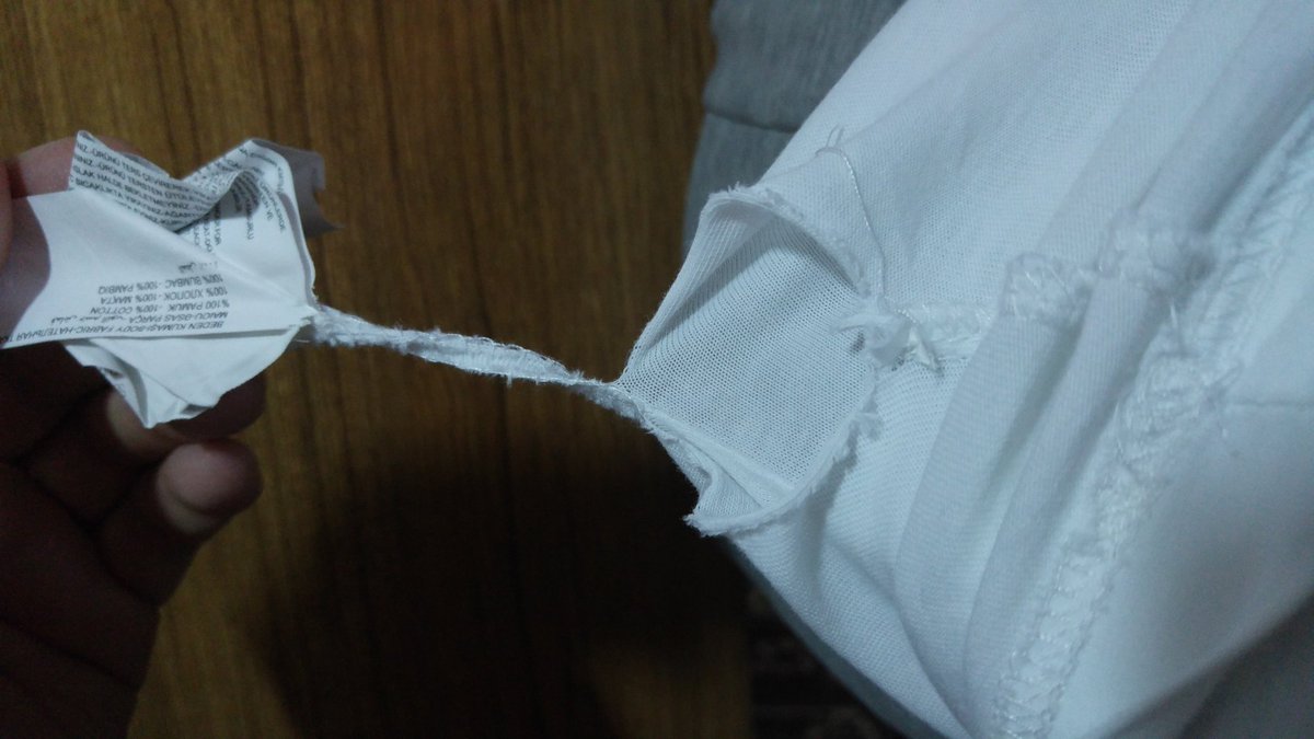 Tişörtün etiketi rahatsız ediyordu. Dedim şimdi kim makasla uğraşacak. Sonuç...#%!¿