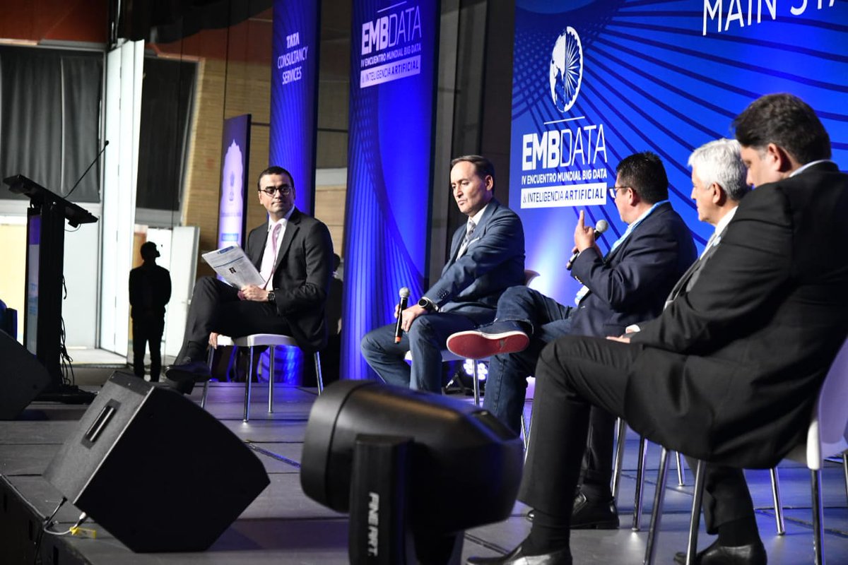JCastroS's tweet photo. En el #EMBDATA2019 modero el panel "Prospectiva de Colombia y su potencial liderazgo en la región en las nuevas tecnologías" en el que participan @rebecerrar, @diego_tovar1, @JorgeAlvarezGon y Alfredo González Gerente de @TCS_Latam| #ConectividadEsProgreso https://t.co/krEV3pM0sk