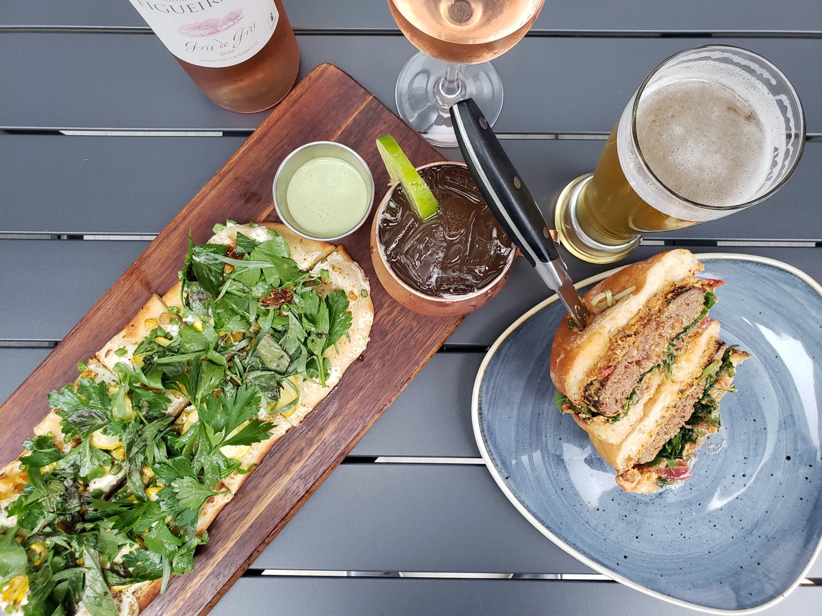 Alfresco dining is in full swing this week!  Join us for Happy Hour- $10 seasonal veggie flat bread, wine, beer and cocktail specials and our Anderson Ranch Lamb Burger. #belltown #thesoundhotel #currantbistro #seattledining