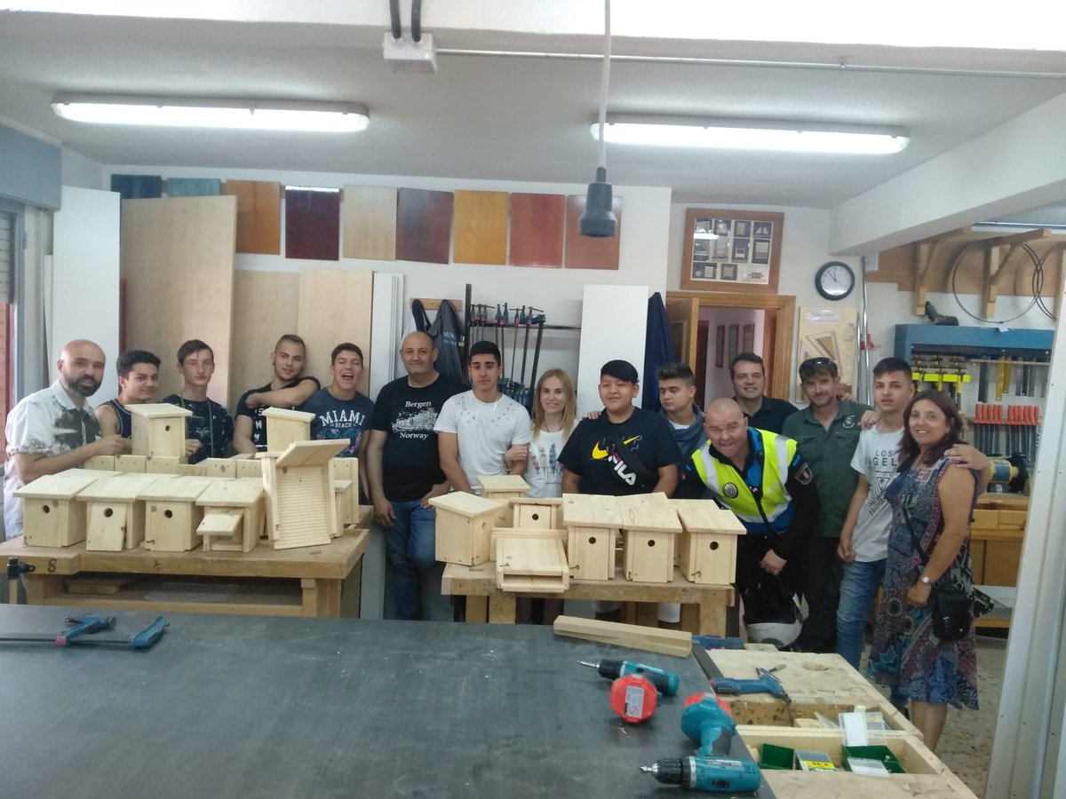 Con orgullo hacemos entrega de los nidos que utilizarán en la #dehesadenavalvillar de #ColmenarViejo, para aves que ayuden a mitigar plagas de orugas.
Junto con Manin y Eugenio hacemos foto de familia.... es como nos hemos sentido este curso. @apsmadrid @PoliciaColmenar https://t.co/rKrTcYByBf