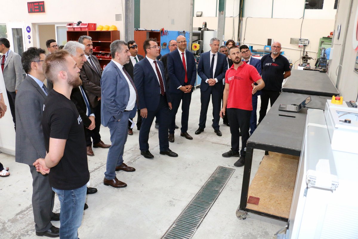 Teknoparkizmir_'s tweet image. .@TCSanayi Bakan Yardımcısı Sayın @cetinalidonmez ve Rektör @ysf_baran &apos;ın beraberlerindeki heyet ile son ziyaretleri @met_automation firmasına oldu. TeknoGirişim Desteği ile kurulan MET, @Teknoparkizmir_ &apos;de elektronik, mekatronik ve robotik kontrol sistemleri üzerine çalışıyor.