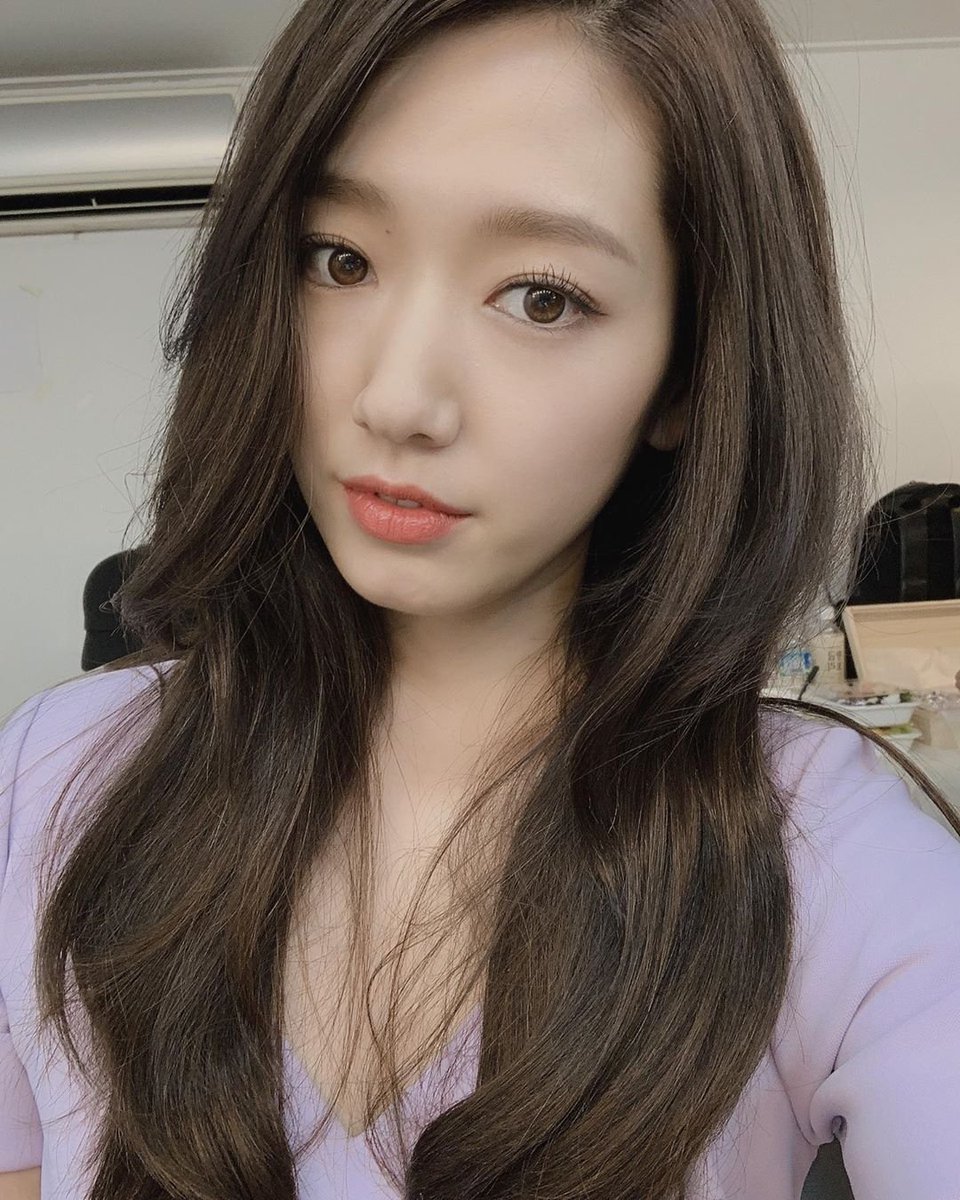 Image of Park Shin-hye long layered hair