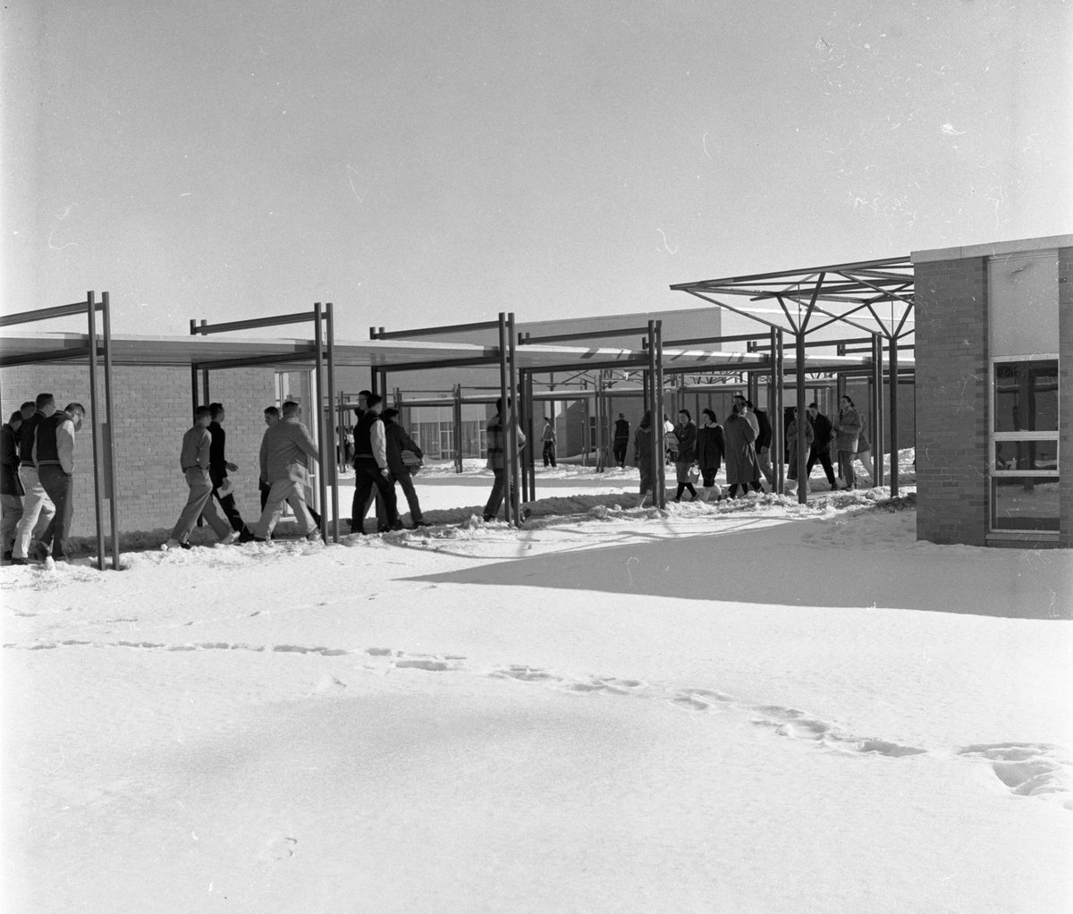 Minoru Yamasaki, Chelsea High School (1956) /// The small town of Chelsea was planning to build a new high school, and hired Yamasaki on a local architect’s suggestion. Yamasaki came up with a campus-style plan featuring separate buildings connected by covered walkways.