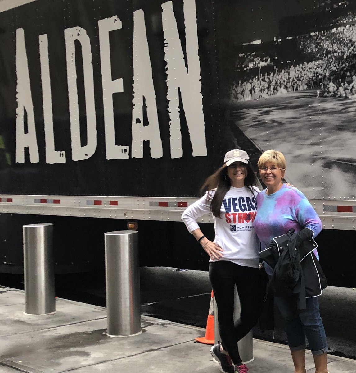 Denise8462's tweet photo. #ThankYouThursday @JesseAddy @blairgarner @heykatieneal @thekellyford ... true that you have played @RitaWilson #throwmeaparty ? #youshoulddanceasifIwasthere ... please keep on playlist. #inMemoryofmyBFFnancy ❤️ she loved going to concerts with me🙏 it’s a great song🙏 https://t.co/86jjz0u1mN