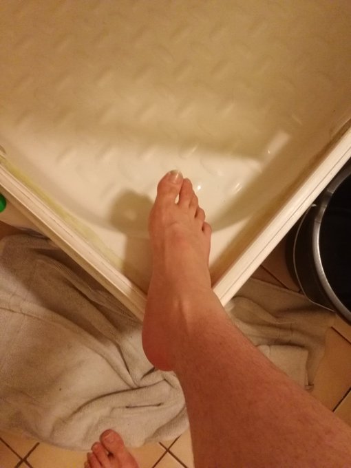 Direction la douche pour nettoyer la crasse que tu ne sais pas retirer pauvre merde.  Going to the shower<a href="/tag/footfetish"class="tags"><span>#footfetish</span></a><a href="/tag/feet"class="tags"><span>#feet</span></a><a href="/tag/findom"class="tags"><span>#findom</span></a><a href="/tag/paypig"class="tags"><span>#paypig</span></a><a href="/tag/pieds"class="tags"><span>#pieds</span></a><a href="/tag/moneyslave"class="tags"><span>#moneyslave</span></a>