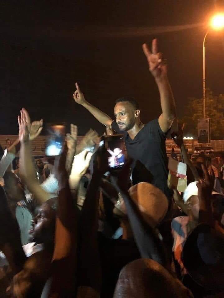 Hmrawe1's tweet photo. يوم واحد ما طلع لايف 
ما قال انا ايقونه الثوره 
ما قال انا قائد الحراك 
ما كون حزب واستضافو في قناه السودان 
ما عمل صفحه في الفيس بأصدقاء هيثم .

اعتقل . ضرب . شبع بنبان.  
 وما زال يعطي بلا حديث ولا شوشره 
.
دا القائد . هؤلاء من يعملون لاجل الوطن.  ليس لمنافع شخصيه . 
#يمثلني https://t.co/CBBES5w0mu
