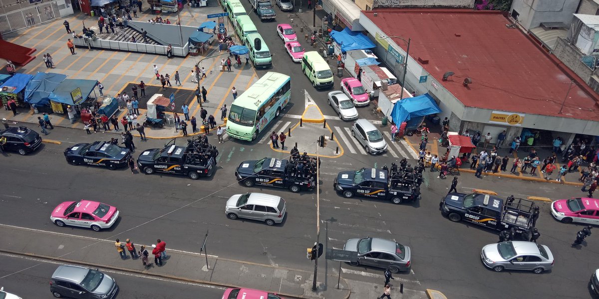 pittherin's tweet photo. Un contingente de al menos 80 policías de la @SSP_CDMX llegó fuera del #MetroNormal con patrullas, motos y camionetas para... Nadie sabe, solo se llevaron un tipo. Me dijo un policía que son órdenes de @Claudiashein hacer redadas a ver qué encuentran y publicitarlo https://t.co/ywuhk4sz0V