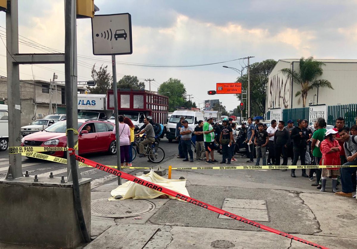 CI_CDMX's tweet photo. #EstaTarde | Un motociclista pierde la vida al #Derraparse e #Impactarse contra semáforo, en #Eje6Sur, altura #SanIgnacio, Col. #AFCentralDeAbastos, @Alc_Iztapalapa.
Elementos de la #SSC_CDMX resguardan la zona y están en espera de Servicios Periciales.
#ManejeConPrecaución. https://t.co/Zdl9ofOy9V