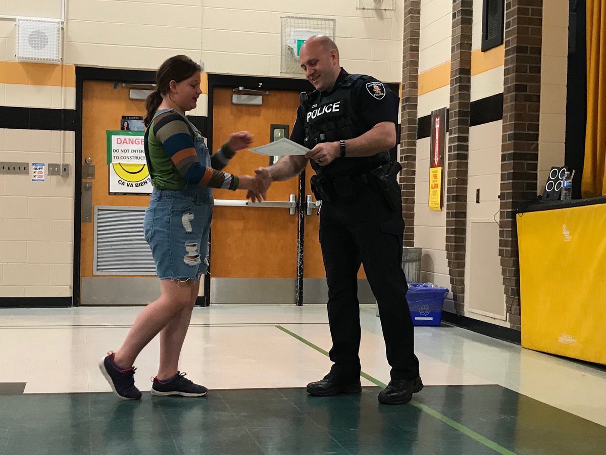 ChampagneMrs's tweet photo. Congratulations to the grade 6 students ⁦@HetheringtonPS⁩ on their VIP graduation today.  Thank you to ⁦@TarnoWPS⁩ for sharing great information and experiences with us this year!  ⁦@ToussaintGreene⁩ ⁦@WindsorPolice⁩ https://t.co/86Bn6RWFPY