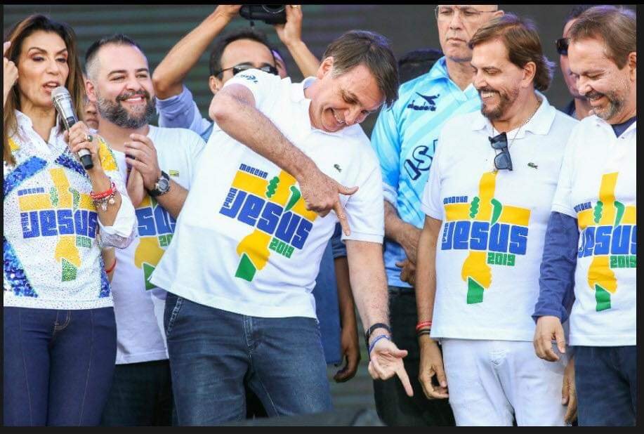 Não é questão de lados políticos, mas é sério mesmo que vocês não acham estranho alguém usando camiseta de Jesus fazendo gesto de armas?