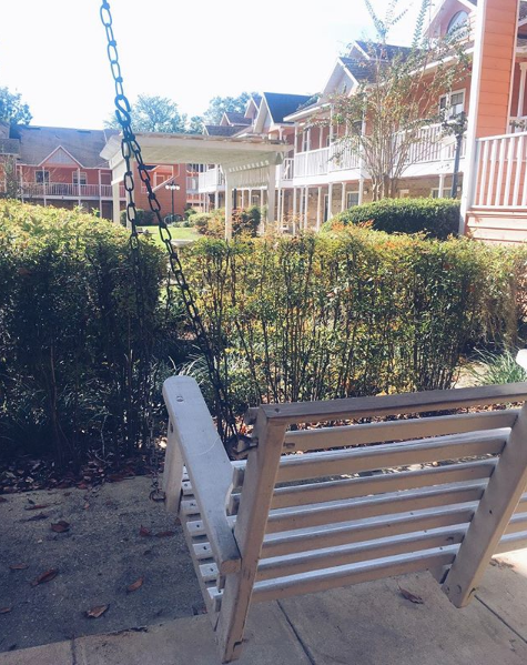 Beautiful breezeways, relaxing swings, and a lush courtyard... What more could you ask for?! Stop by our office to learn how you can make Arlington Square your new home!