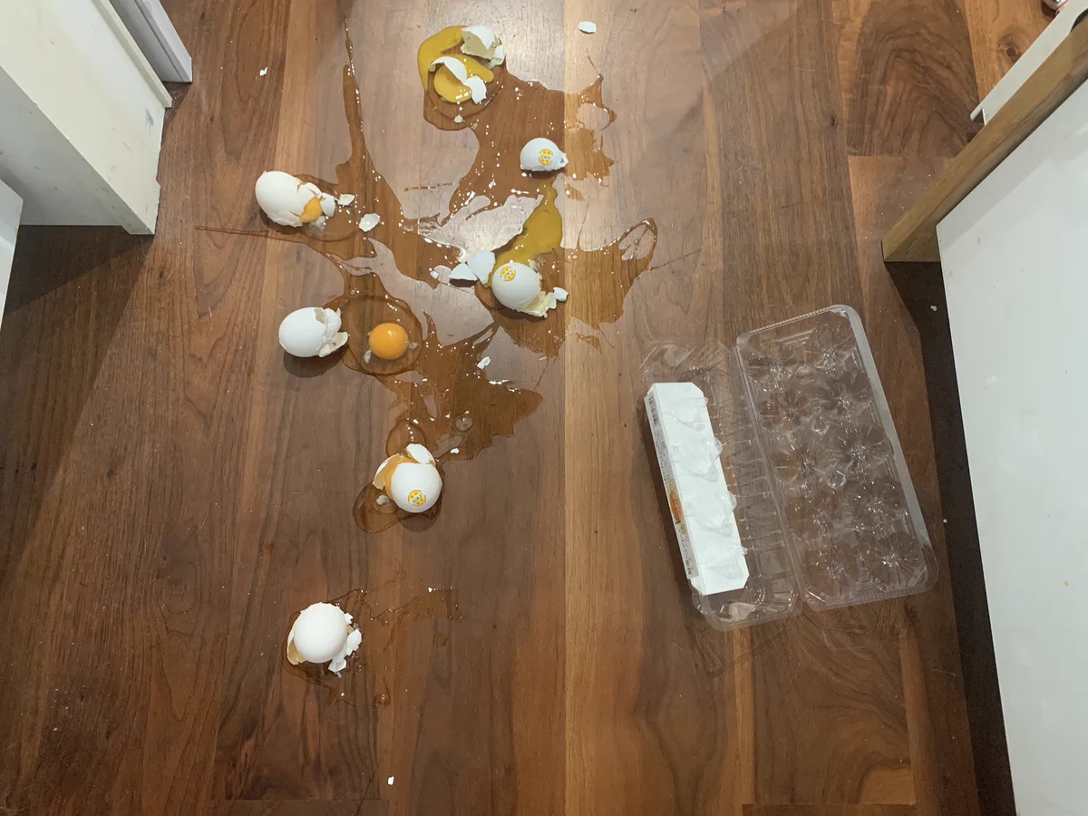 卵をパックごと落とすベタなドジｗｗｗ権利フリーの資料写真です！