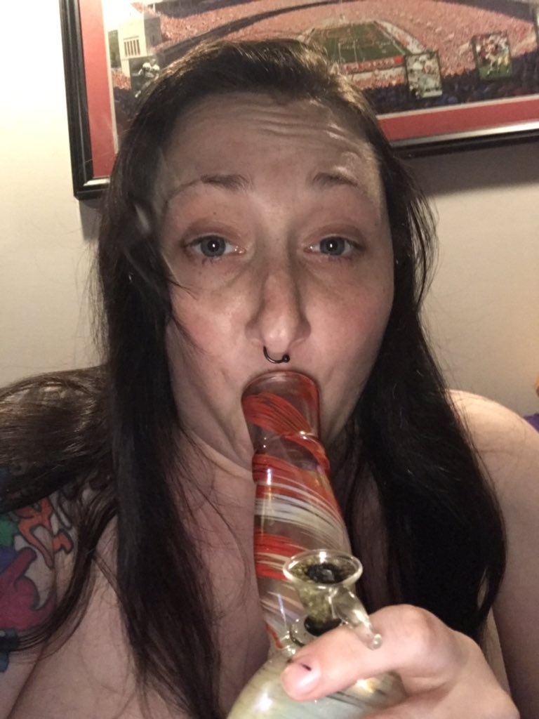 TemptressViper's tweet photo. @420Queens I don’t look great but fuck it. I’m high https://t.co/aci2dFsAI0