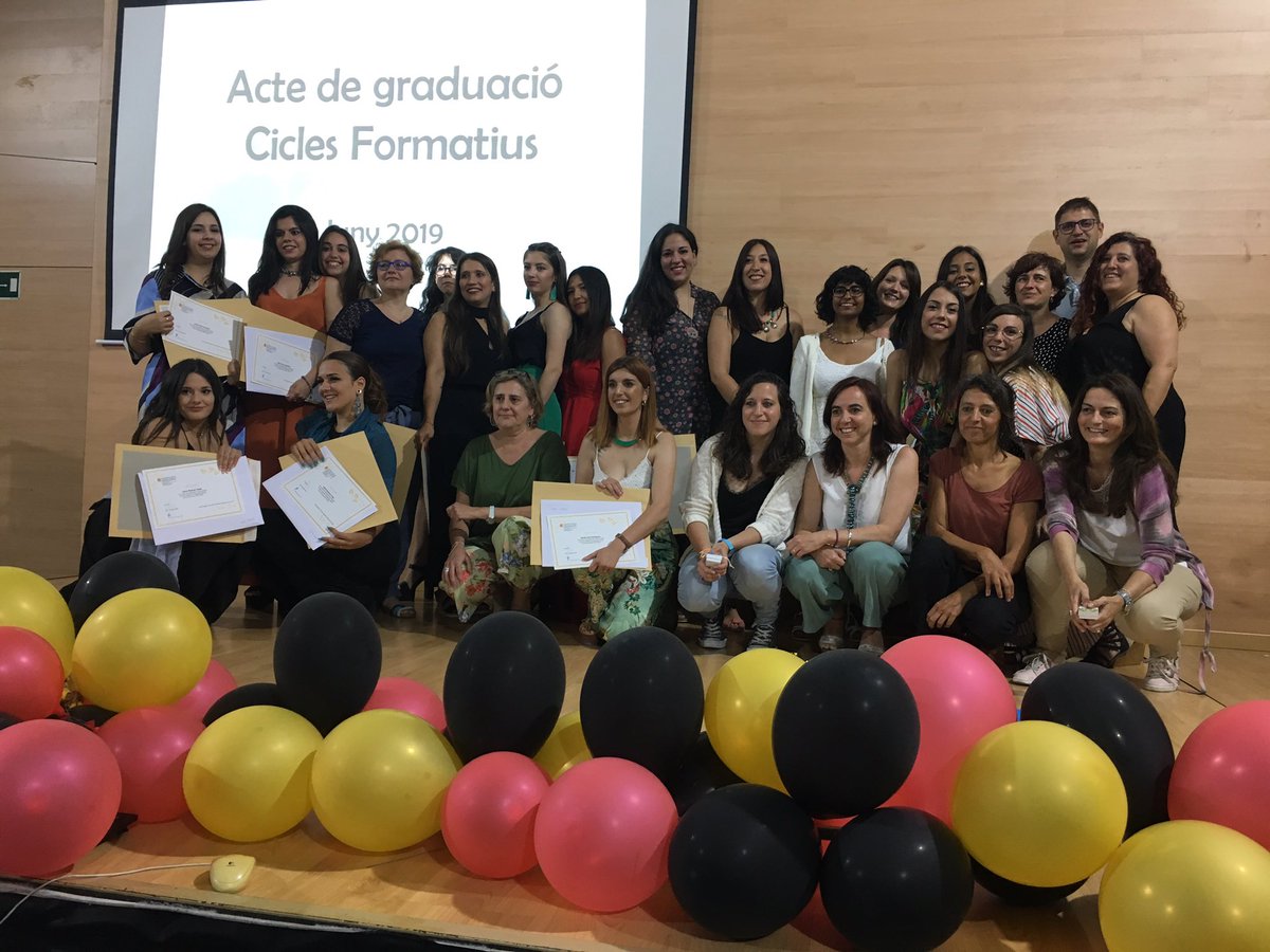 GaliCicles's tweet photo. Acte de Graduació dels Cicles Formatius de l’@InsGali Promoció 2017-19 @GaliCicles https://t.co/dYQCVV0LEu