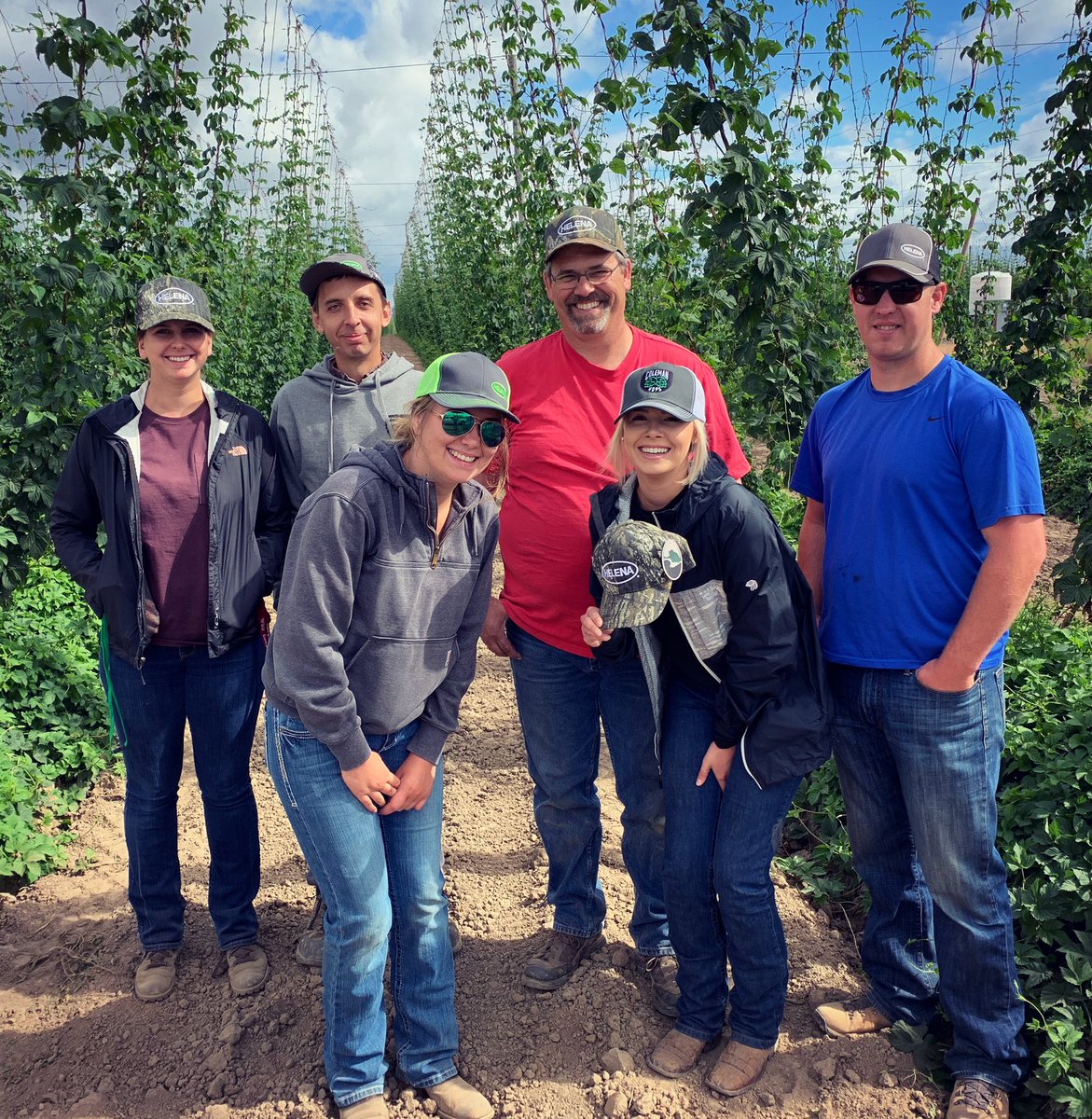 Thanks to Tom Miller from @helenaagri for taking the time to teach our summer interns about the importance of agronomy in the fields. High quality and healthy hops are a top priority at Coleman💚 #colemanag #colemanhops #oregongrown #farming #agriculture