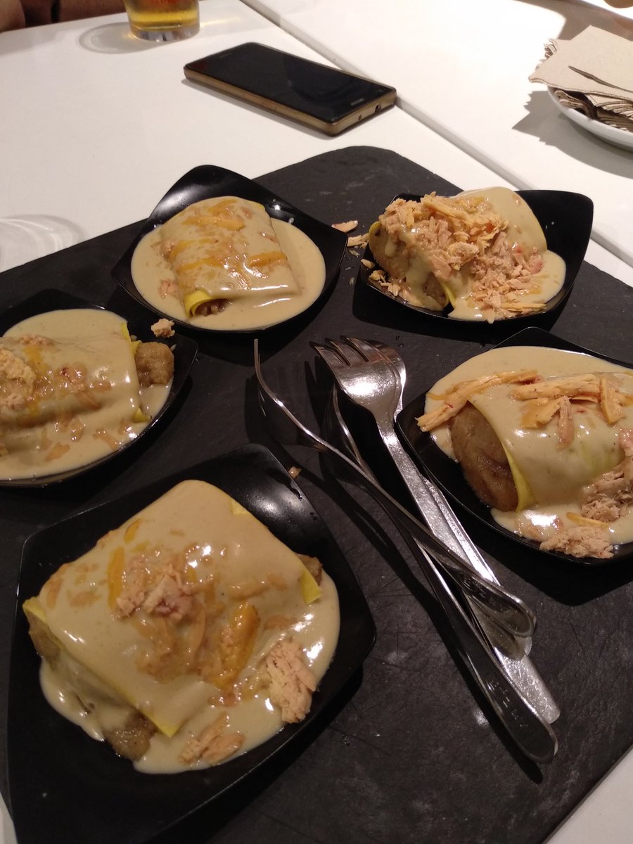 albert_628's tweet photo. Tras el #Juemodern en @DocOcio de ruta por Zaragoza para celebrar el #diamundialdelatapa 😋 3€ tapa + bebida 😯🎉 https://t.co/R1P8xfonRs