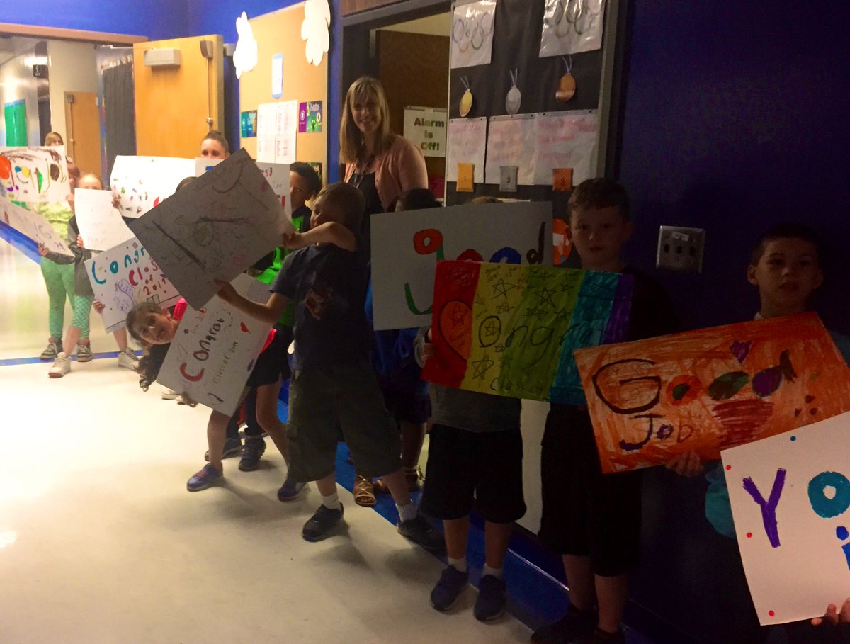 JennyTinelli's tweet photo. Third grade rooting for the seniors! https://t.co/tXANjlM7xQ