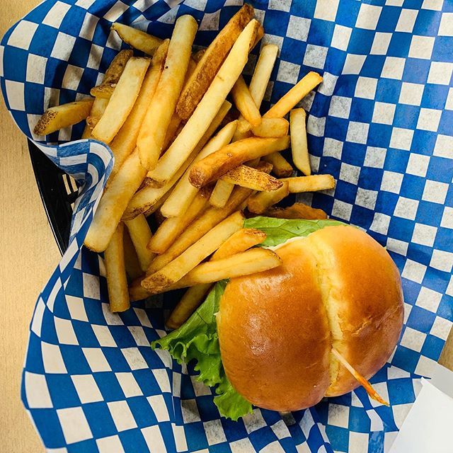 Decent burger and fries here. So many burger places in Calgary though! 🍔 @boardwalkcanada #lisaonsocial #bloggers #yyc #yycblog #yycblogger #canadablogger #foodporn #foodie #foodblogger #yyceats #yycfood #yycfoodie #boardwalkburgers #burgersandfries #yycburger