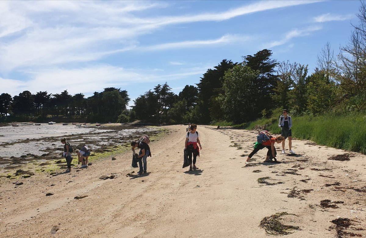 MelanieRicherRH's tweet photo. Cet après-midi pour la #TEAMFAC : Collecte et tri de déchets à l'occasion d'un nettoyage de plages. Ou l'envie d'un #SummerBreak éco responsable...
Evidemment une chouette journée, MERCI LA TEAM !
#initiativeOceane @GroupamaLB @TalentsGroupama @surfridereurope #iledarz #bzh https://t.co/Kpnblw5lcV