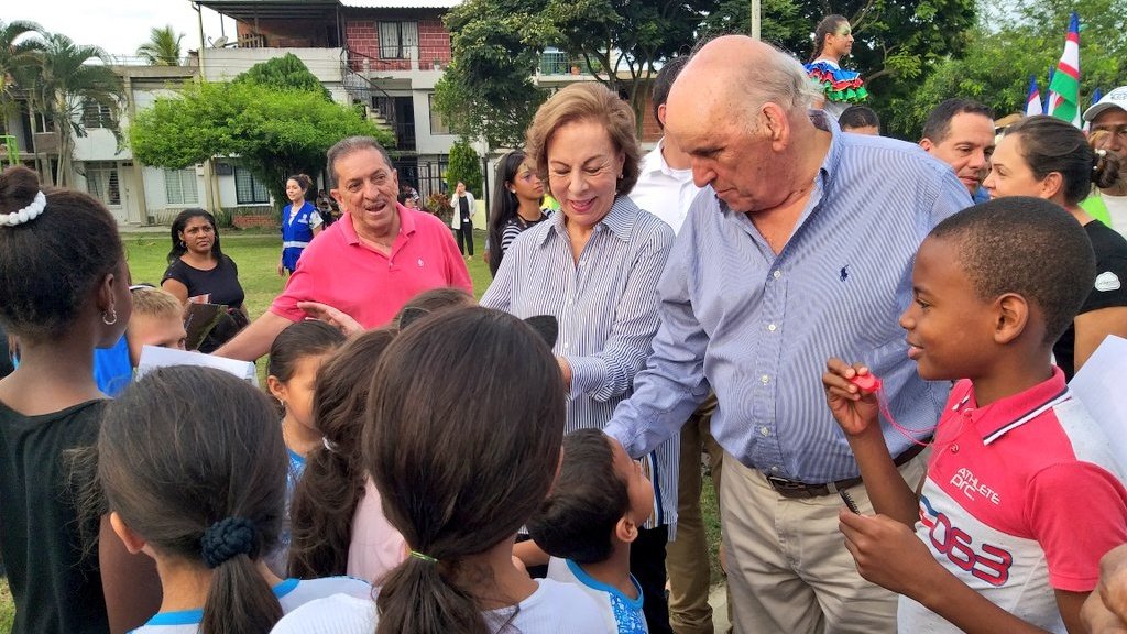 MauriceArmitage's tweet photo. Hoy entregamos 36 parques que mejoramos, y antes de finalizar este año entregaremos 61 más. Este esfuerzo es importantísimo para que haya más zonas verdes para disfrutar sanamente y con mejor calidad de vida. Cuídenlos y disfrútenlos. https://t.co/NpzJYwU8MO