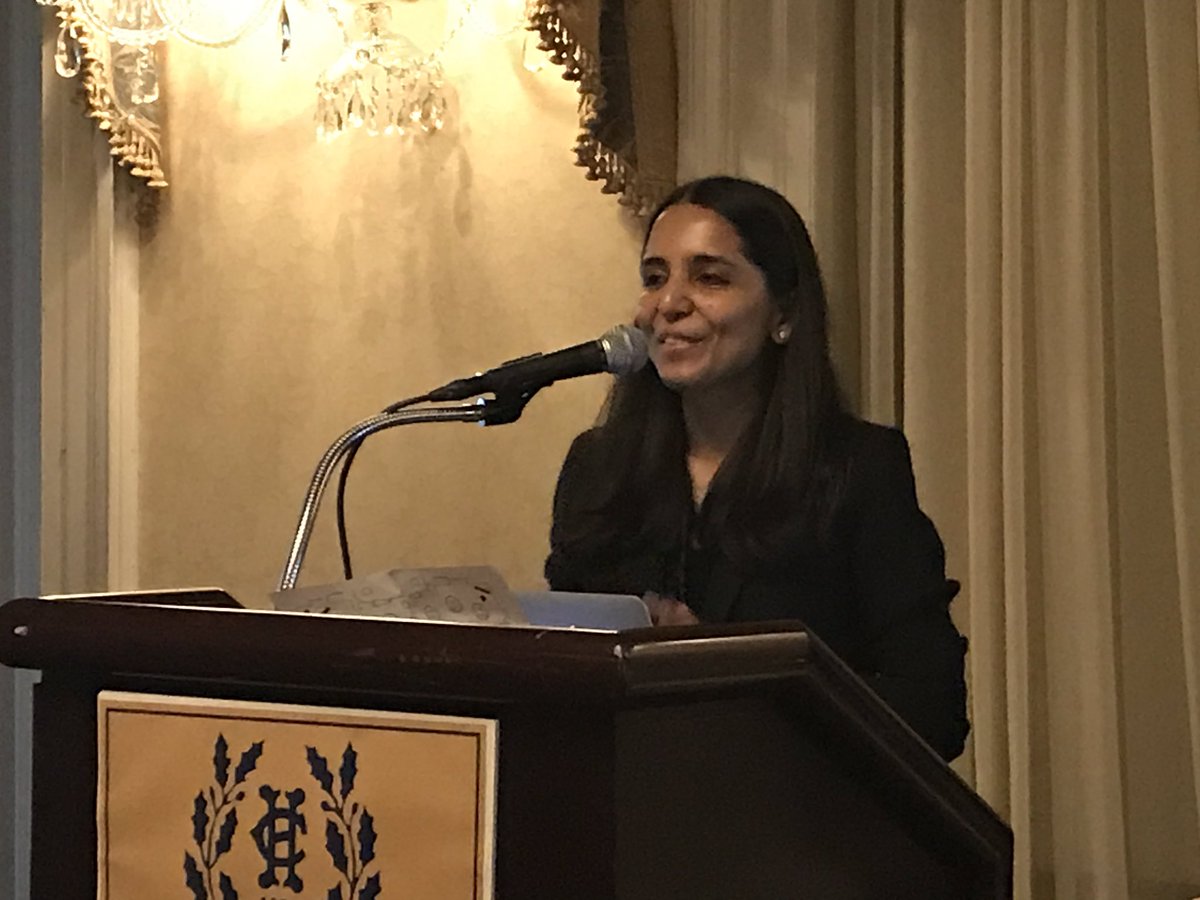 MountSinaiNeuro's tweet image. #NeuroCC fellowship directors, @drdangayach and Dr Cappi Lay thank and the Neurocritical care fellows @STsetsou.