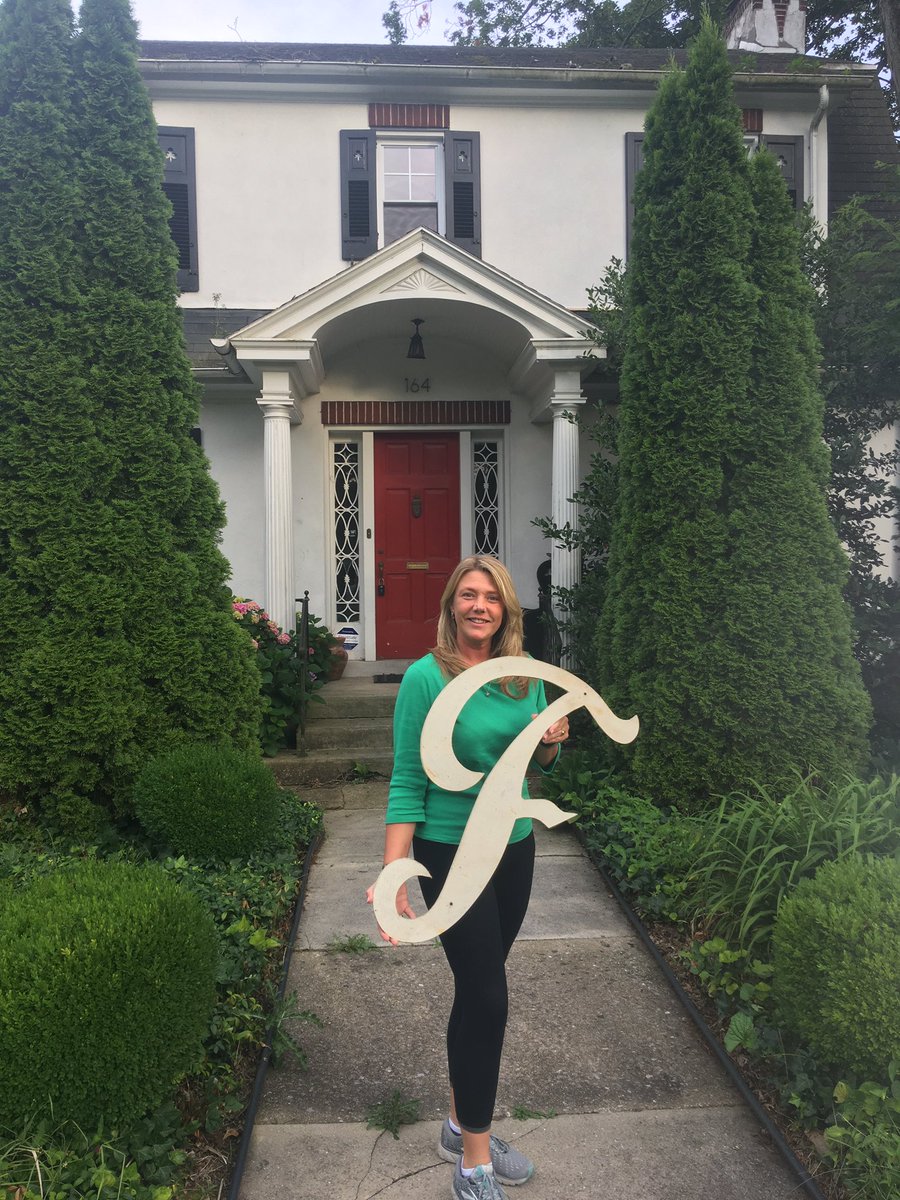 MelissaHBurg's tweet photo. So, I did a thing... now Iβm a white rose... a red rose... a river girl and I will always be... a farm girl! πΉππ²π‘ #ItsBeenALongRode #LifesUpsAndDowns #ForwardArrow #40sAreFabulous https://t.co/GWnXlPQjGy