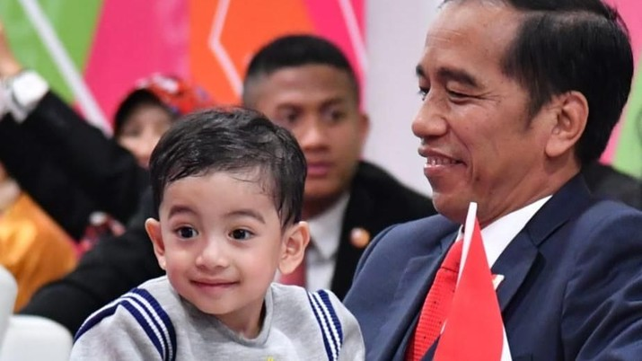 1013mfmlive's tweet photo. Selamat ulang tahun bapak presiden @jokowi ! Semoga selalu diberi kesehatan dan selalu amanah memimpin Indonesia. Salam gemas buat Jan Ethes ya, pak. :)

Buat mas @kaesangp sama mas @Chilli_Pari bakal ngado bapak apa ya?

#FRESHBACK #SIKATPAGI #HBDJokowi https://t.co/S9qMpk0WYd
