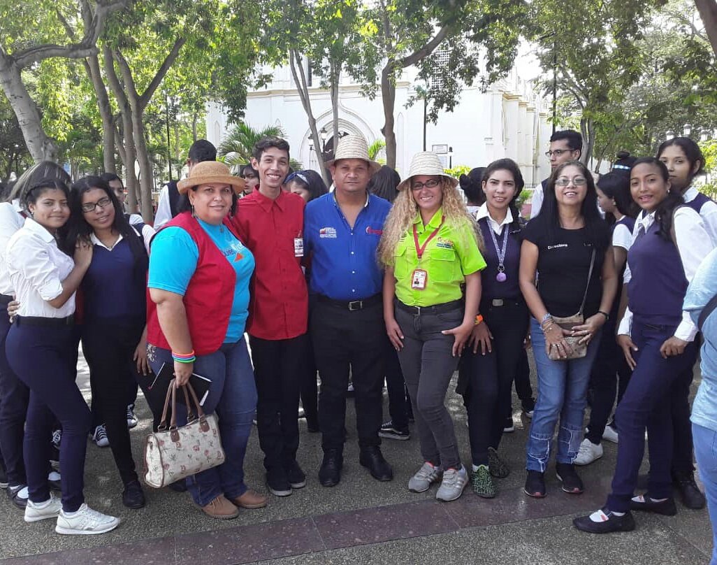 #20Jun || Desde la Plaza Bolívar del Mpio Mariño Ntro Voc Rgnal de Formación del <a href="/MovAprendices/">Movimiento Nacional Somos Aprendices</a> @joseaprendiz_ne en compañía de Trabajadores y Aprendices del <a href="/Incesnvaesparta/">Inces Nueva Esparta</a> participan en la 2ª Feria de muestra Socio-Productiva de Educación Media General #AprendicesEnMovimiento