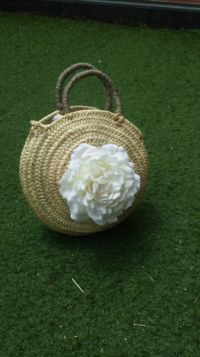 solo1toque's tweet photo. Muy buenos viernes!! 
¿No os parece ideal este capazo redondo?
Con flor y libélula pintada.
¿Cómo lo personalizarías? 
info@solountoque.com
#solountoque #capazoredondo #capazopersonalizado #capazoconflor #libelula #capazopintadoamano https://t.co/1Z6q9sC6Cw