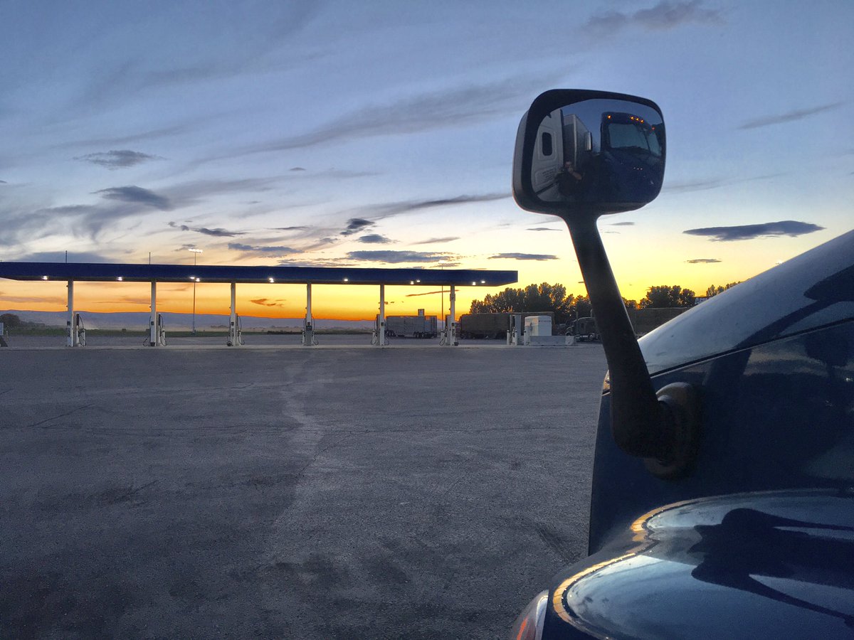 TruckerHam's tweet photo. #TruckerSunset at the #GemStop in #MarsingIdaho this evening. #TruckerHam #TruckingLife #TruckParking #Trucking https://t.co/5YKABILHeK