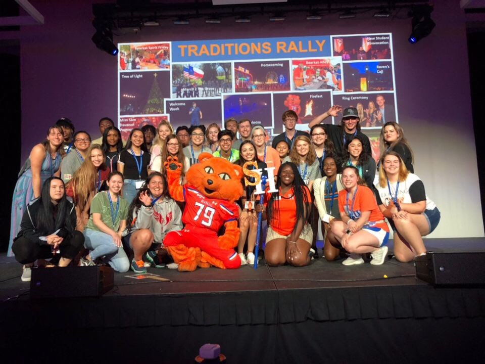 TeamRaven_SHSU's tweet photo. BACK AT IT AGAIN WITH ANOTHER W!! S/O to my amazing team who was willing to open up while having a good time. I, thank you all for such a great session and an awesome Traditions Rally skit. We chanted, sung Jingle Bells, &amp; most of all won. I couldn’t ask for a better group. 🧡💙 https://t.co/9AlyQq7tic