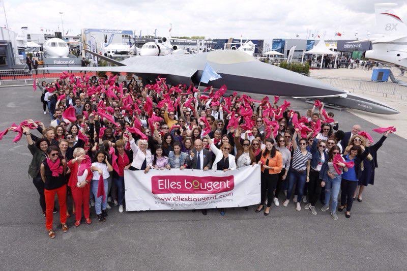 mspawlak's tweet photo. Stephanie, Capitaine de Vaisseau @MarineNationale, responsable rénovation porte-avions CDG à mi-vie, & marraine @ellesbougent témoigne devant 300 jfemmes à #EBBourget « Le moteur le plus puissant du monde c’est la motivation ». Allez les filles ! https://t.co/BcTPX25qZx