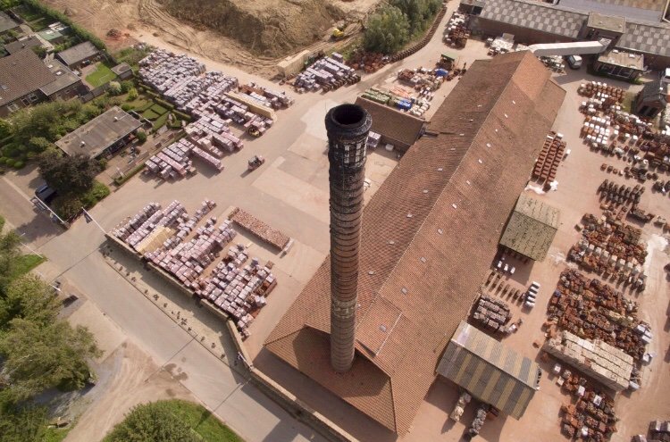 20-06-2019 100 jaar Steenfabriek Vogelensangh Deest. Wat een indrukwekkend feestje vol met liefde voor #bakstenen. Ik was er bij en heb er van genoten. Meneer Geert Arts v.d. Zanden en zonen Han en Marcel, alsmede kleinzoon Jasper, geniet nog even na ! <a href="/Vogelensangh/">Angelina Jolie</a> #Vogelensangh