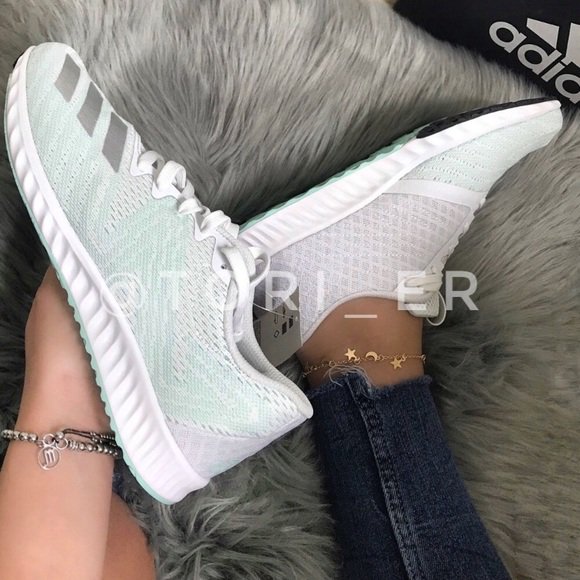 andrealynxo's tweet photo. So good I had to share! Check out all the items I'm loving on @Poshmarkapp #poshmark #fashion #style #shopmycloset #adidas #likesnwants #madewell: https://t.co/ZMD5DSA6pA https://t.co/TwweCLRekp