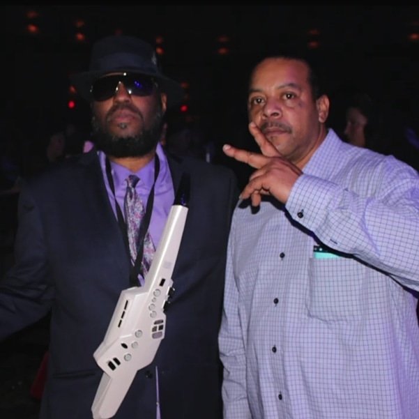 TGainesGlobal's tweet photo. 🎼🎵🎶 @SugaFreeWisdom and #VerseTheLegend (one of the best Saxophone Players out there) at the @@artofrap Festival #TwoLegends #SideBySide 📸 #ArtOfRap @Matr1xMusic 🎼🎵🎶 What a night! https://t.co/RhAvyj9Fsq