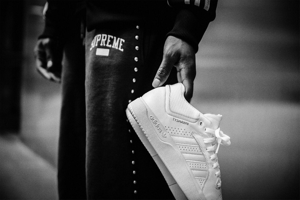 𝐔𝐏 𝐓𝐎 𝐃𝐀𝐓𝐄 Na Twitteru Adidas 人気スケーターの初シグネチャーモデル Tyshawn 1stカラー Triple White トリプルホワイト が6月22日 土 に国内supreme渋谷店で限定発売 アディダス タイショーン シュプリーム スニーカー 詳しくは記事を 𝐔𝐏 𝐓𝐎 𝐃𝐀𝐓𝐄 Na Twitteru Adidas 人気スケーターの初シグネチャーモデル Tyshawn 1stカラー Triple White トリプルホワイト が6月22日 土 に国内supreme渋谷店で限定発売 アディダス タイショーン シュプリーム スニーカー 詳しくは記事を