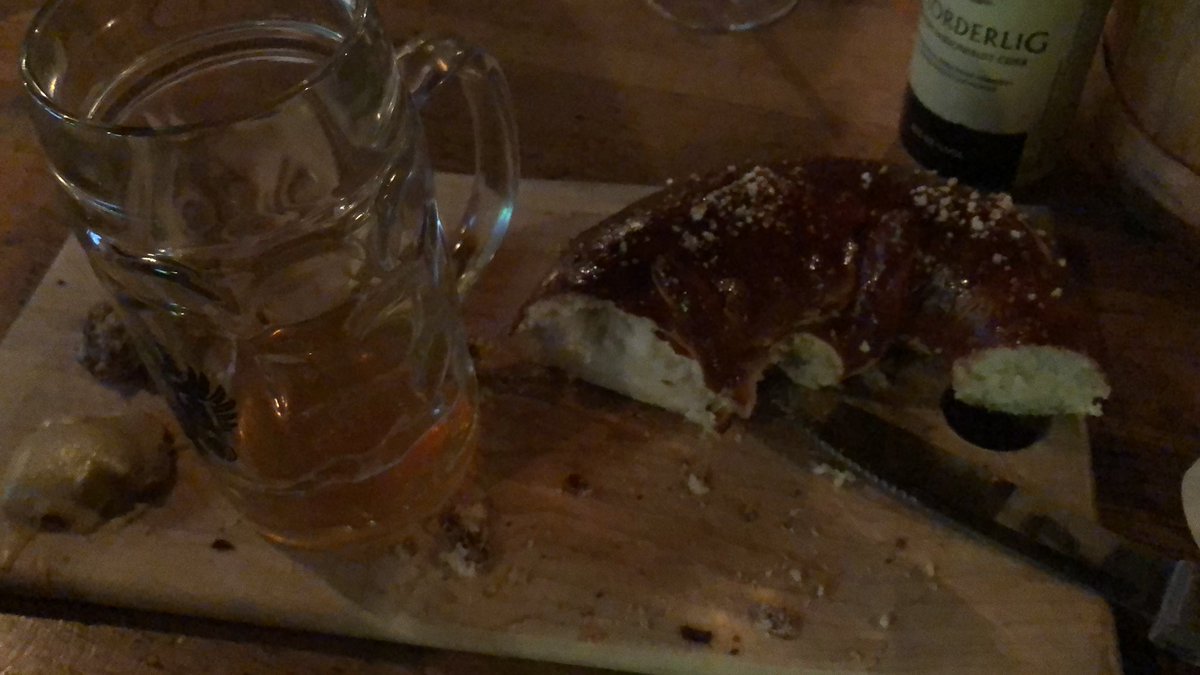 HeliAl's tweet image. Let me be the one who stands up for gluten!  @NerdNiteCalgary @nerdniteyyc